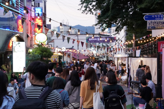 2019년 행정안전부의 골목경제 활성화 사업지로 선정된 광주광역시 사직통기타 거리의 모습. <행정안전부 제공>